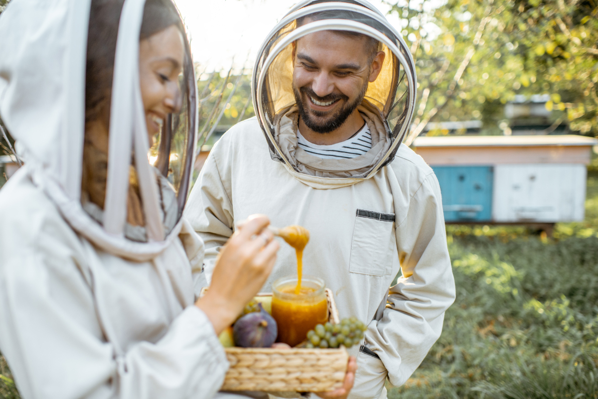 Fellation gourmande : Comment utiliser le miel pour une expérience sucrée