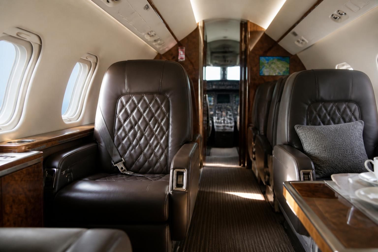découvrez les conseils des médecins et sexologues sur le mile high club en avion, pour une expérience sûre et respectueuse de la santé.